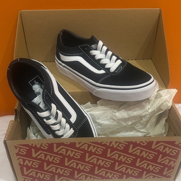 NEW KIDS Vans Classic Black and White Low-Tops size 1 - Picture 5 of 6